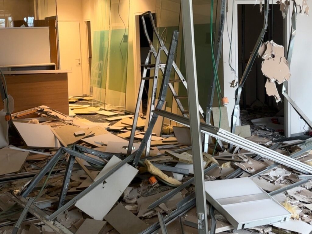 Équipe spécialisée en débarras et nettoyage et chantier professionnels